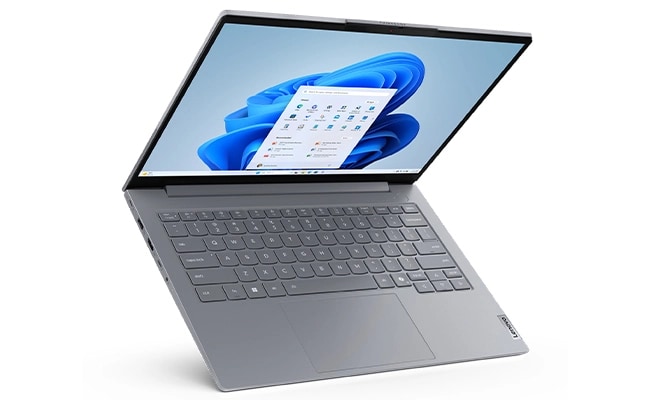 Ordinateur portable Lenovo ThinkBook&nbsp;14 Gen&nbsp;8 (Intel 14&nbsp;pouces) ouvert, &agrave; moiti&eacute; suspendu dans l&rsquo;air pour mettre en valeur son profil fin et sa l&eacute;g&egrave;ret&eacute;.