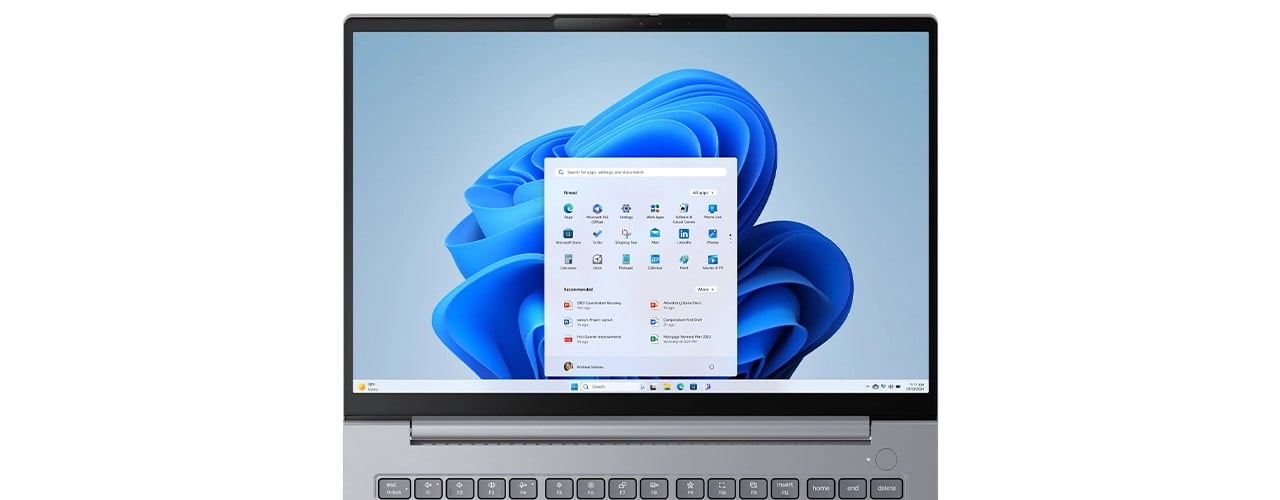 Gros plan de l&rsquo;&eacute;cran de l&rsquo;ordinateur portable Lenovo ThinkBook&nbsp;14 Gen&nbsp;8 (Intel 14&nbsp;pouces), mettant en valeur ses bordures &eacute;troites offrant un grand espace d&rsquo;&eacute;cran.