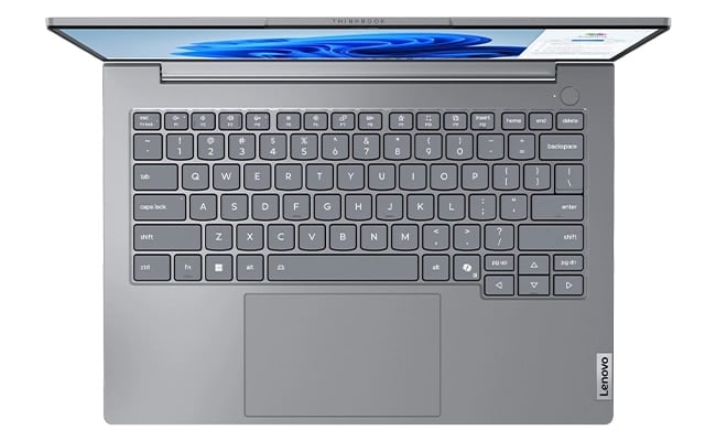 Vue de dessus de l&rsquo;ordinateur portable Lenovo ThinkBook&nbsp;14 Gen&nbsp;8 (Intel 14&nbsp;pouces) ouvert, mettant en &eacute;vidence son clavier avec des touches et un pav&eacute; tactile id&eacute;alement plac&eacute;s.