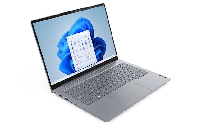 Ordinateur portable Lenovo ThinkBook&nbsp;14 Gen&nbsp;8 (Intel 14&nbsp;pouces) ouvert, mettant en &eacute;vidence son profil lat&eacute;ral gauche avec des ports visibles permettant une connexion rapide.