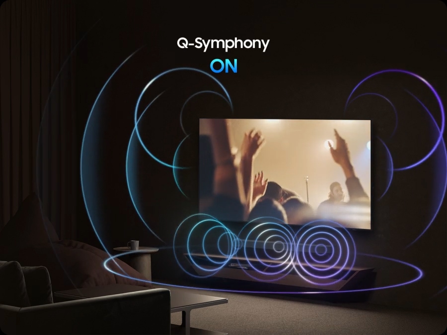 A TV shows a concert scene. When Q-Symphony is off, the soundbar under the TV plays audio by itself, giving off small sound waves. When Q-Symphony is on, the TV and soundbar play audio together, with both giving off large sound waves in sync.