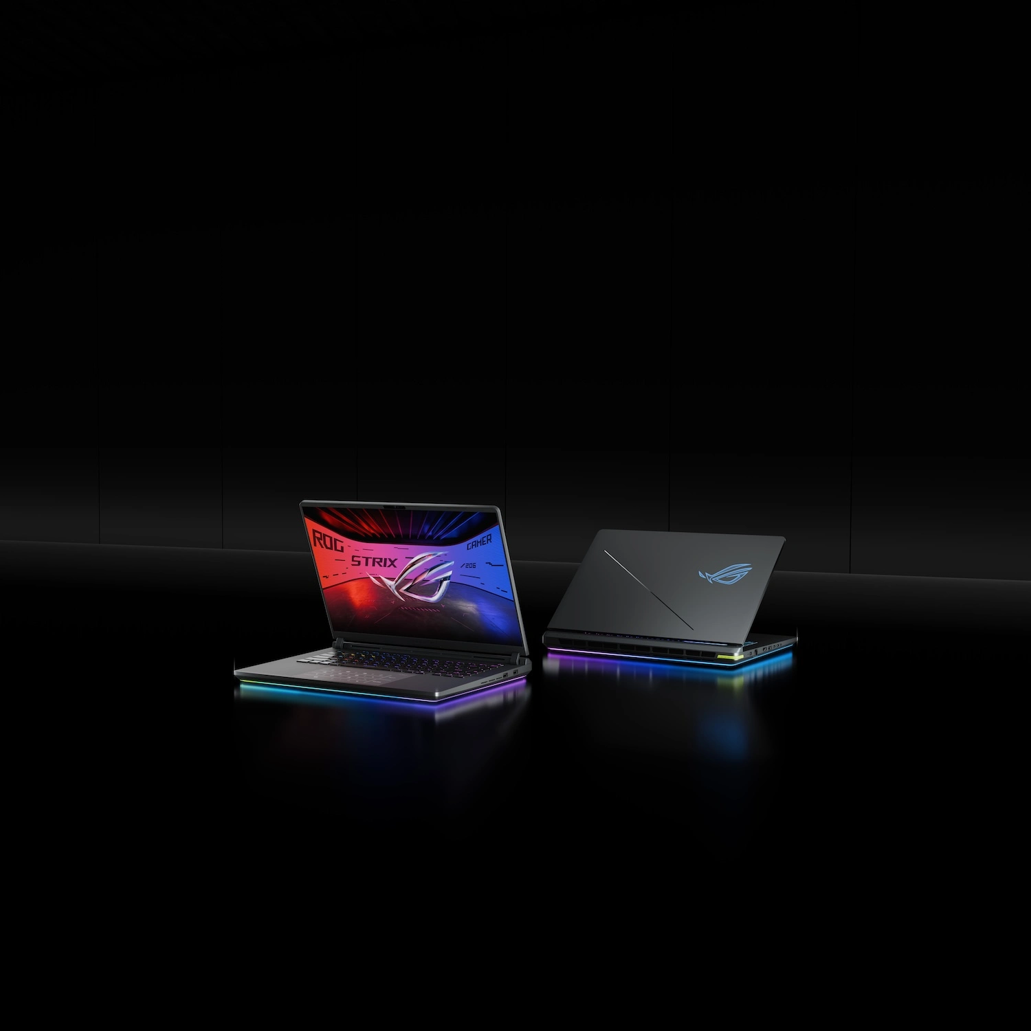 Deux ordinateurs portables ROG Strix sur une table avec les couvercles partiellement ouverts.