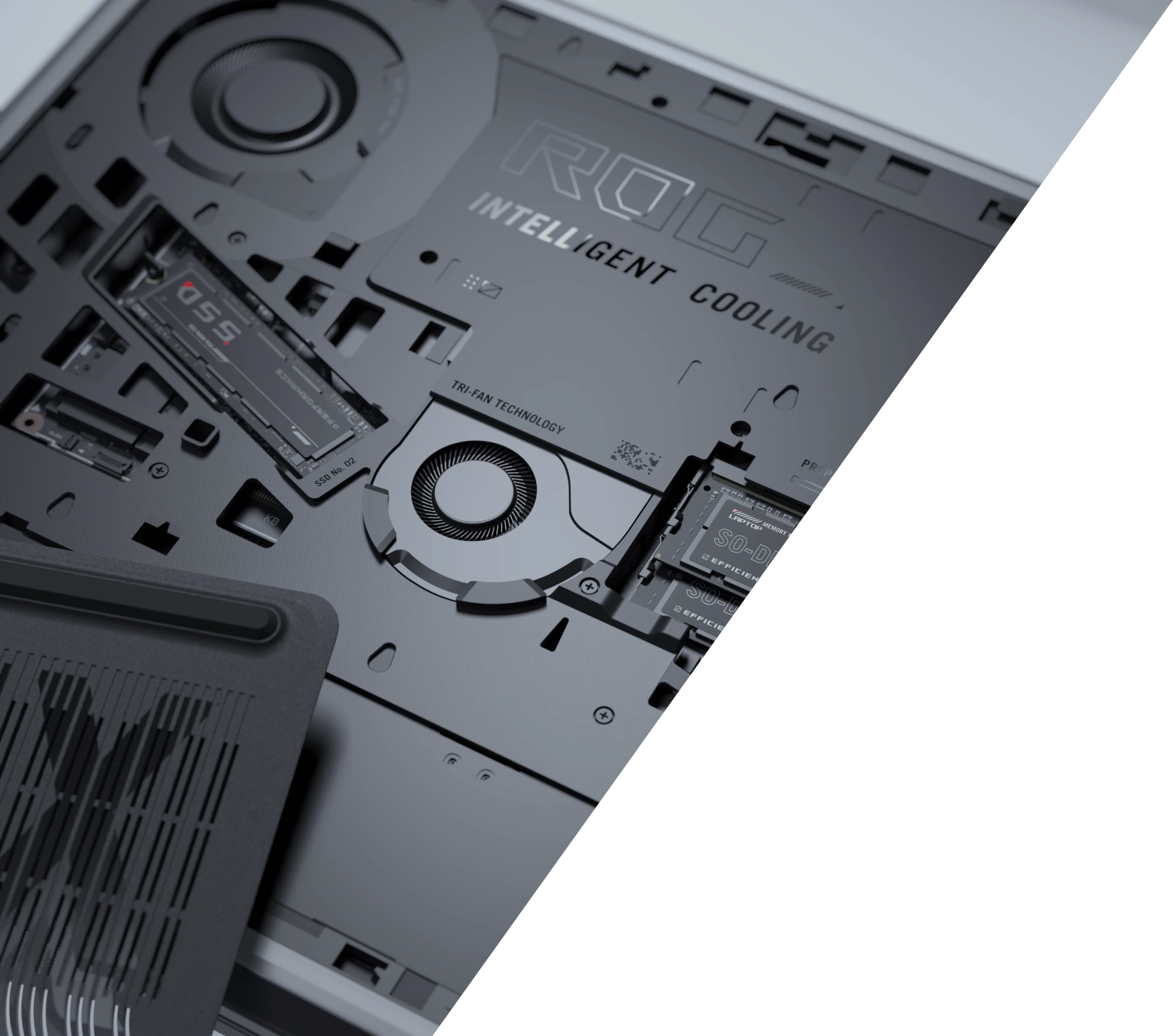 L'int&eacute;rieur d'un ordinateur portable ROG Strix avec le stockage, la RAM et les ventilateurs visibles.