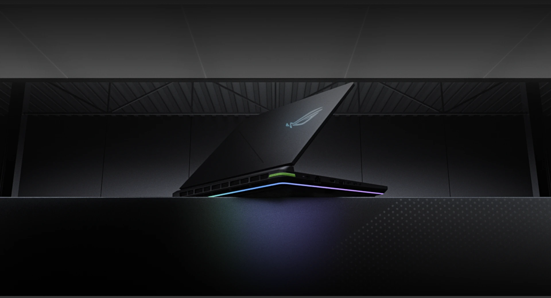 Un ordinateur portable ROG Strix avec le couvercle partiellement ouvert.