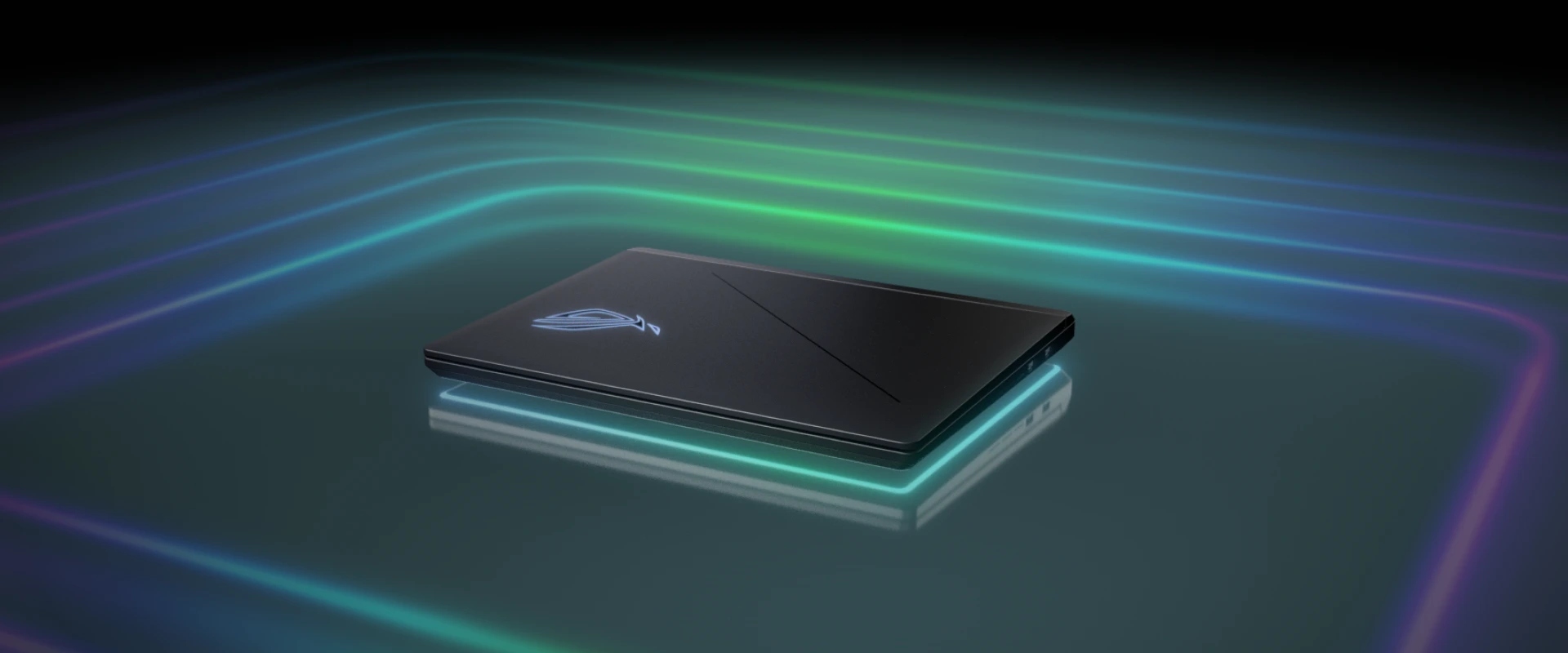 Un ordinateur portable ROG Strix entour&eacute; de lumi&egrave;res vertes et bleues.