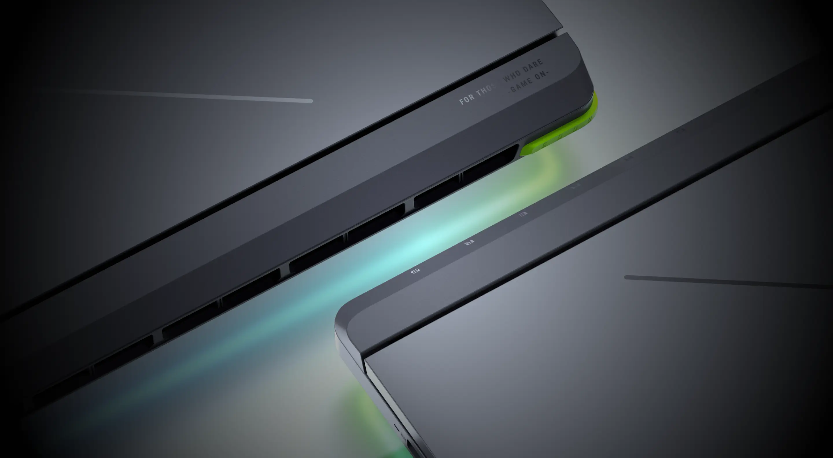 Le bord arri&egrave;re de deux ordinateurs portables ROG Strix avec les couvercles ferm&eacute;s.