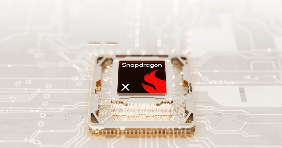 Le processeur Snapdragon X est plac&eacute; sur une carte m&egrave;re brune et cristalline.
