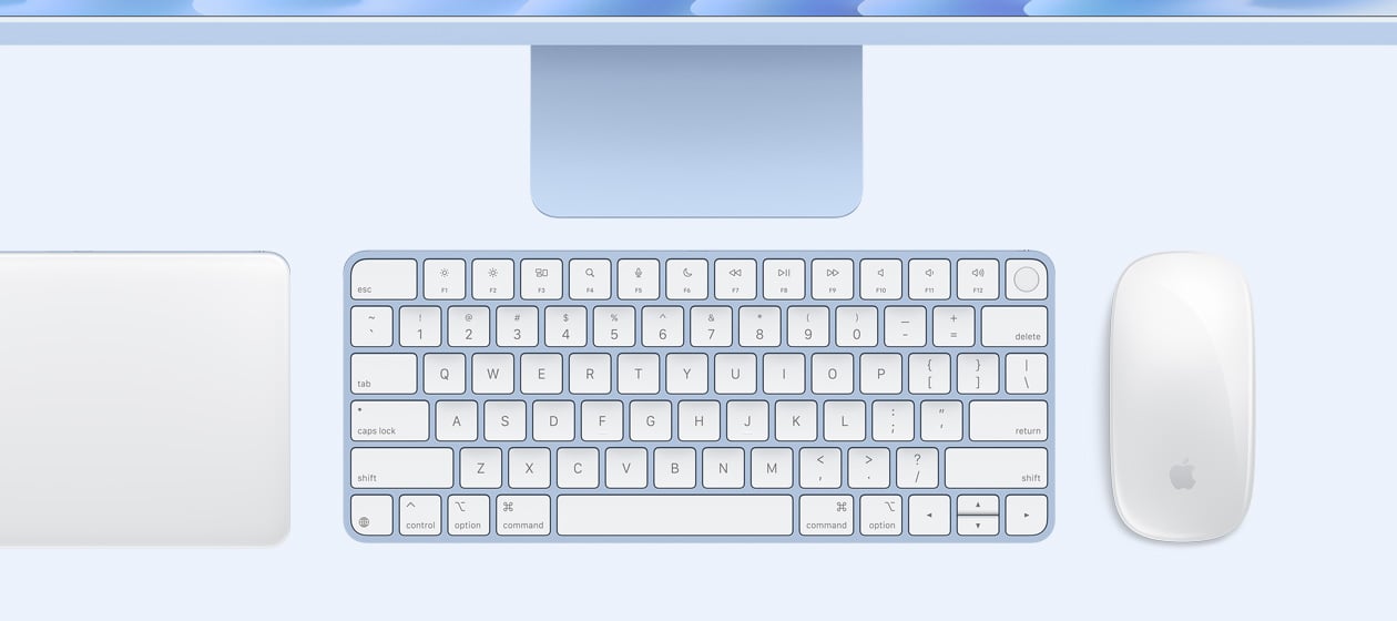Vue en plong&eacute;e d&rsquo;un iMac avec Magic Trackpad, Magic Keyboard et Magic Mouse