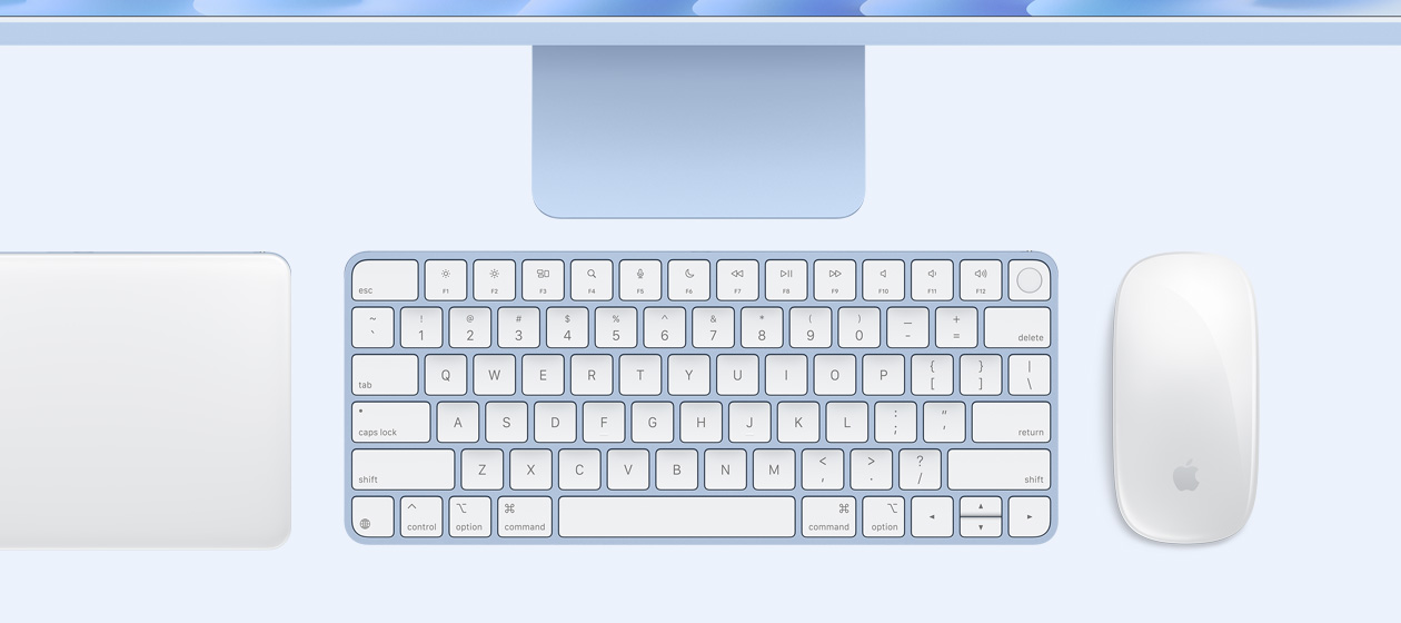 Vue en plong&eacute;e d&rsquo;un iMac avec Magic Trackpad, Magic Keyboard et Magic Mouse