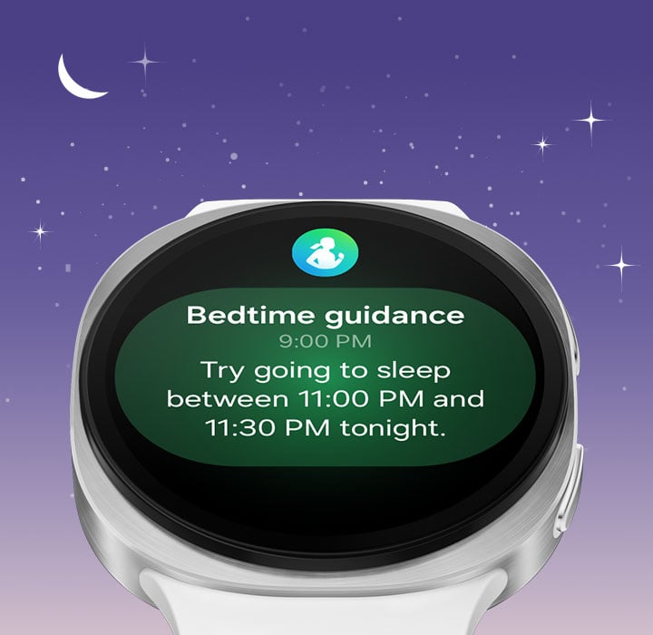 La Galaxy Watch8 vue de face et inclin&eacute;e affiche les Conseils de coucher avec une notification : &laquo; Essayez de vous coucher entre 23 h et 23 h 30 ce soir. &raquo;