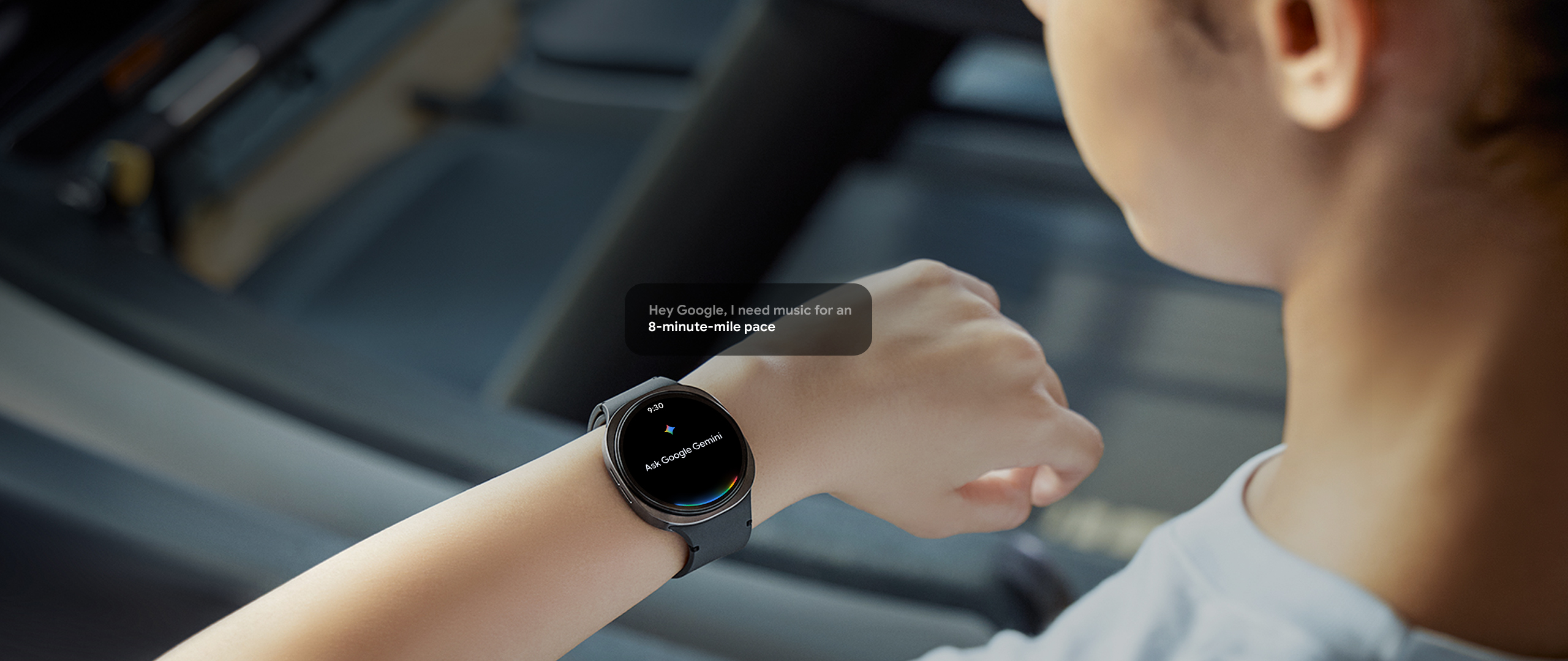 Une femme portant la Galaxy Watch8 l&egrave;ve le bras et la regarde. L&rsquo;&eacute;cran affiche le texte &laquo; Demandez &agrave; Google Gemini &raquo; avec l&rsquo;ic&ocirc;ne Gemini. Un message s&rsquo;affiche &agrave; proximit&eacute; : &laquo; Hey Google, trouve-moi de la musique pour une allure de 8 minutes par mile. &raquo; Le texte &laquo; Google Gemini &raquo; et son logo apparaissent en bas.