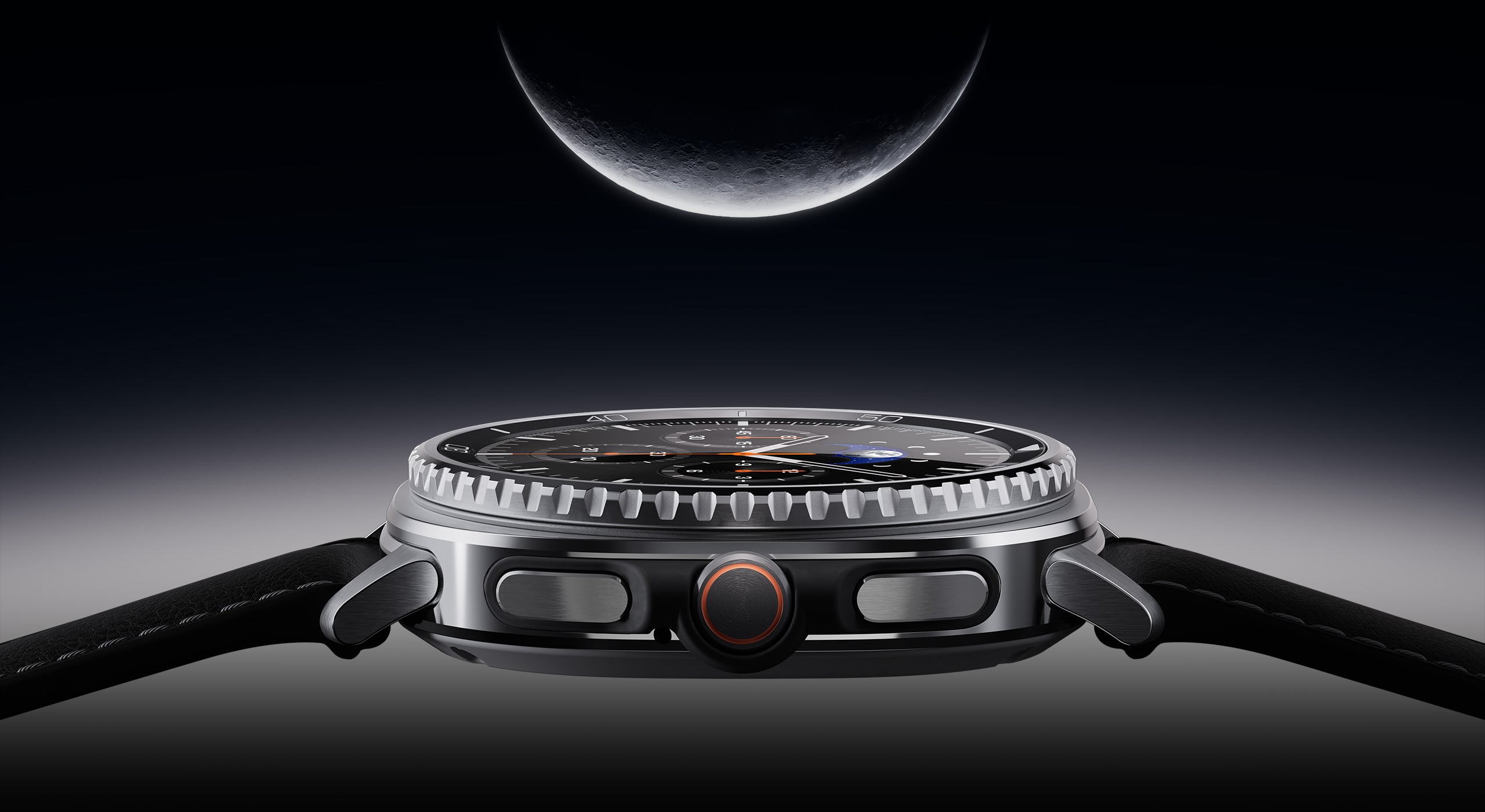 La Galaxy Watch8 Classic tourn&eacute;e vers le haut diffuse une lumi&egrave;re douce sous une pleine lune.