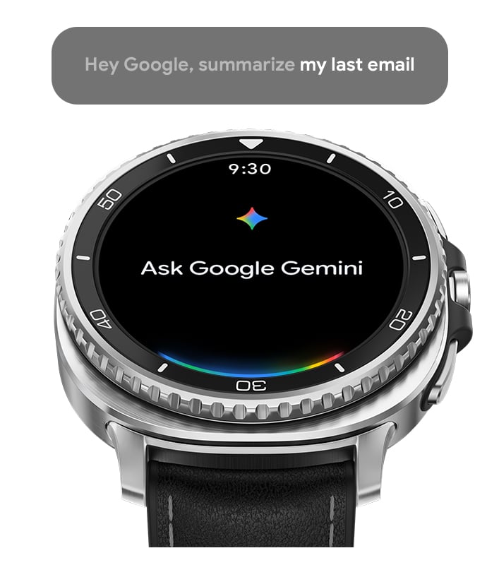 Galaxy Watch8 Classic l&eacute;g&egrave;rement inclin&eacute;e affichant l&rsquo;heure 9 h 30, et le texte &laquo; Demander &agrave; Google Gemini &raquo; &agrave; l&rsquo;&eacute;cran. Au-dessus de l&rsquo;appareil se trouve un encadr&eacute; qui indique que l&rsquo;utilisateur utilise la fonction Google Gemini disponible sur la Galaxy Watch8 Classic. Texte de l&rsquo;encadr&eacute; : &laquo; Bonjour Google, r&eacute;sume mon dernier e-mail &raquo;. Logo de Google Gemini.