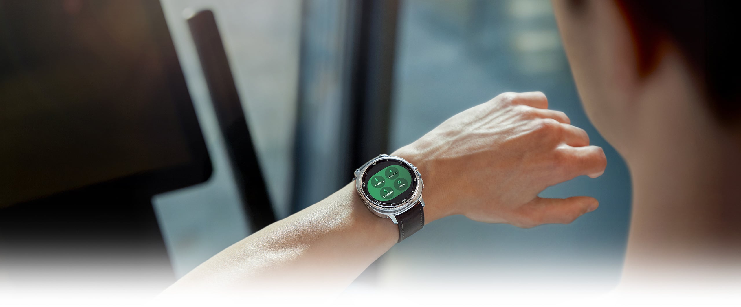Personne portant une Galaxy Watch8 Classic. La fonction Suivi de l&rsquo;activit&eacute; physique est &agrave; l&rsquo;&eacute;cran et affiche Marche, Course &agrave; pied, V&eacute;lo et plus encore.