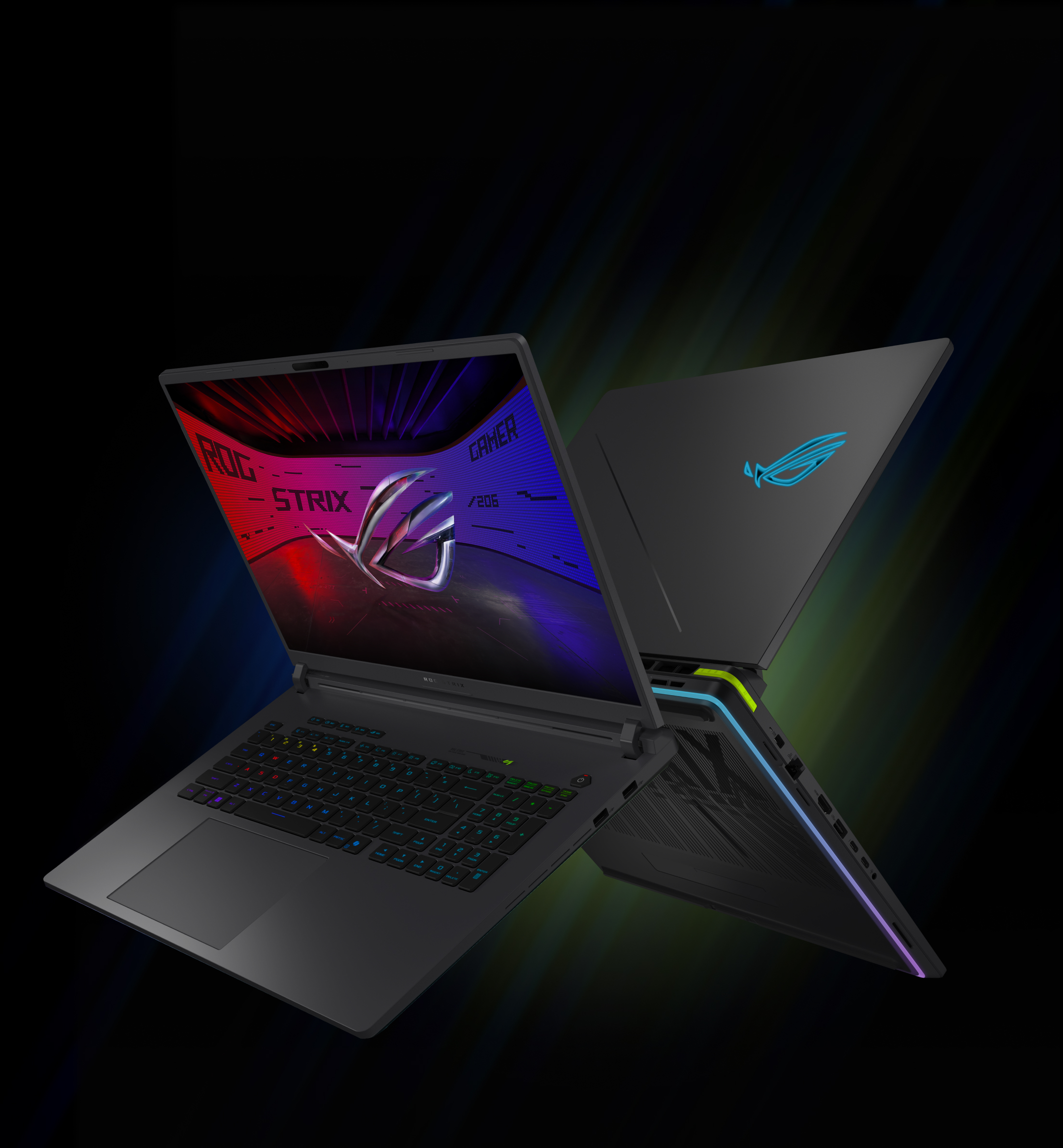 Deux ordinateurs portables ROG Strix dos &agrave; dos avec les couvercles ouverts et un logo ROG visible &agrave; l'&eacute;cran, avec le texte Windows Hello au-dessus de la webcam.