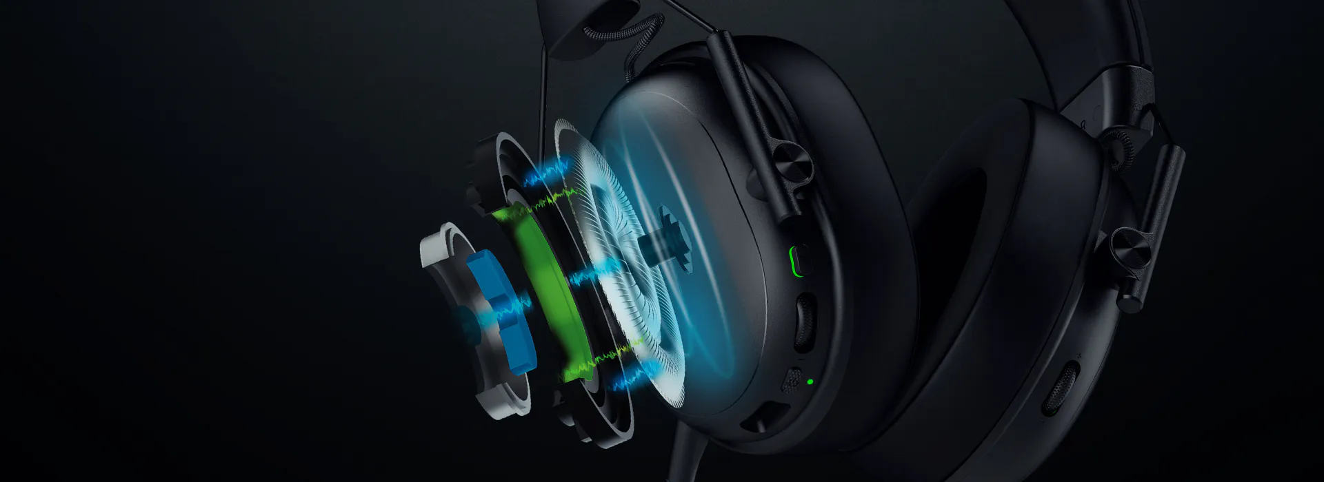Casque avec composants internes expos&eacute;s, montrant le flux d'ondes sonores et la mise en &eacute;vidence du pilote et des circuits sur un fond sombre.