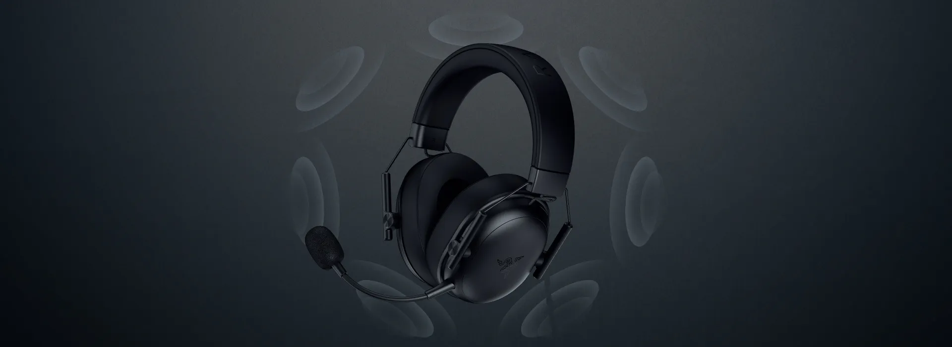 Casque de jeu noir avec microphone attach&eacute;, entour&eacute; d'ic&ocirc;nes d'ondes sonores sur fond sombre.