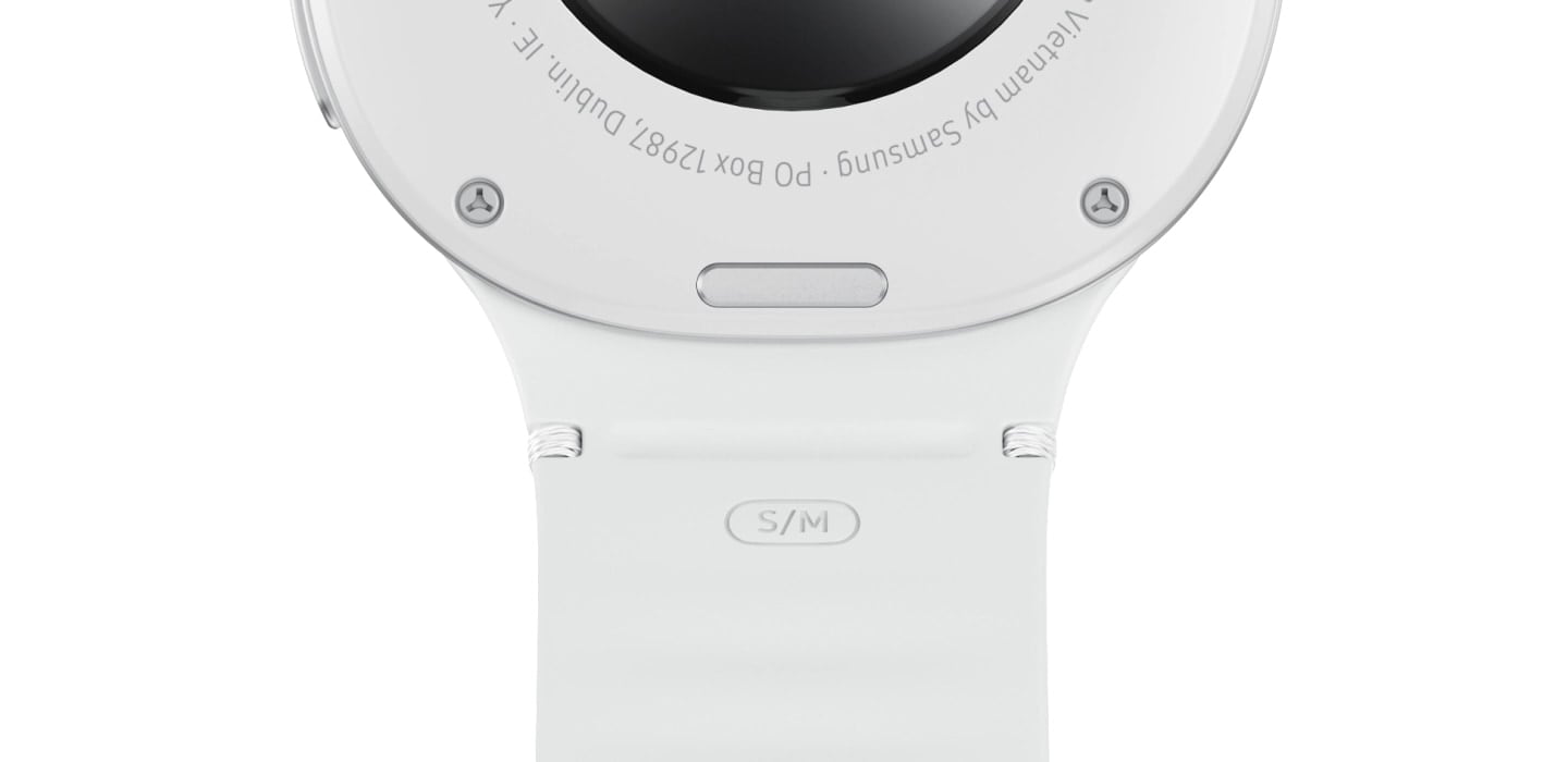 Vue rapproch&eacute;e de l&rsquo;arri&egrave;re d&rsquo;une Galaxy Watch8 attach&eacute;e &agrave; un bracelet Sport Blanc. Un petit bouton se trouve sur la partie inf&eacute;rieure de la Galaxy Watch8. En appuyant sur ce bouton, le bracelet Sport se d&eacute;tache. La Galaxy Watch8 et le bracelet Sport Blanc retir&eacute; tournent pour montrer le cadran de la montre. &Agrave; c&ocirc;t&eacute; de la premi&egrave;re Galaxy Watch8 se trouvent trois autres Galaxy Watch ainsi que trois autres bracelets Sport d&eacute;connect&eacute;s. Une Galaxy Watch8 Classic avec un bracelet Sport Gris fonc&eacute;, une Galaxy Watch8 avec un bracelet Sport Navy et une Galaxy Watch8 Classic avec un bracelet Sport Mint. Tous les bracelets Sport d&eacute;connect&eacute;s se d&eacute;placent d&rsquo;une position vers la gauche, et un bracelet Sport Rose suppl&eacute;mentaire appara&icirc;t &agrave; l&rsquo;&eacute;cran. Une fois qu&rsquo;il appara&icirc;t, tous les bracelets Sport se fixent &agrave; une autre Galaxy Watch &agrave; l&rsquo;aide du Dynamic Lug System.