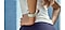 Une femme portant une Galaxy Watch8 associ&eacute;e &agrave; un bracelet Athl&eacute;tisme Sauge pour Galaxy Watch8 se tient debout, les mains sur les hanches.