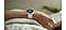 Une personne, le bras sur la couverture de son lit, portant un bracelet Tissu Blanc pour Galaxy Watch8.