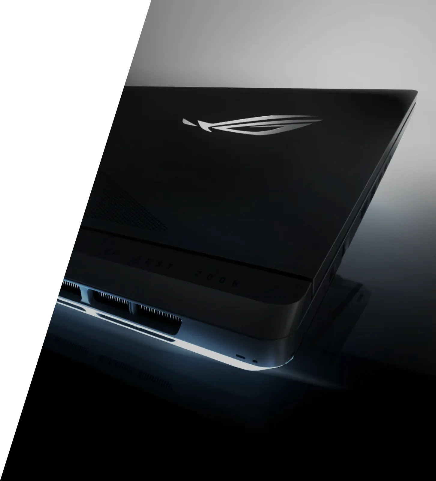 Le bord arri&egrave;re d'un ordinateur portable ROG Strix avec le couvercle l&eacute;g&egrave;rement ouvert.