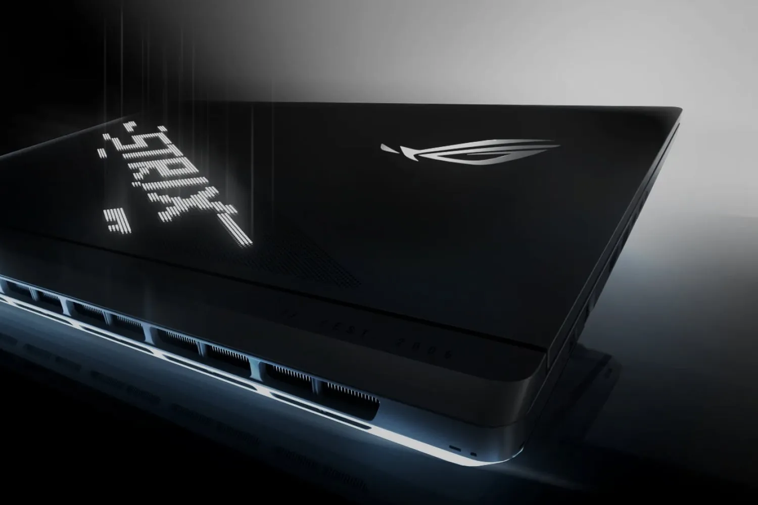 Le bord arri&egrave;re d'un ordinateur portable ROG Strix avec le couvercle l&eacute;g&egrave;rement ouvert.