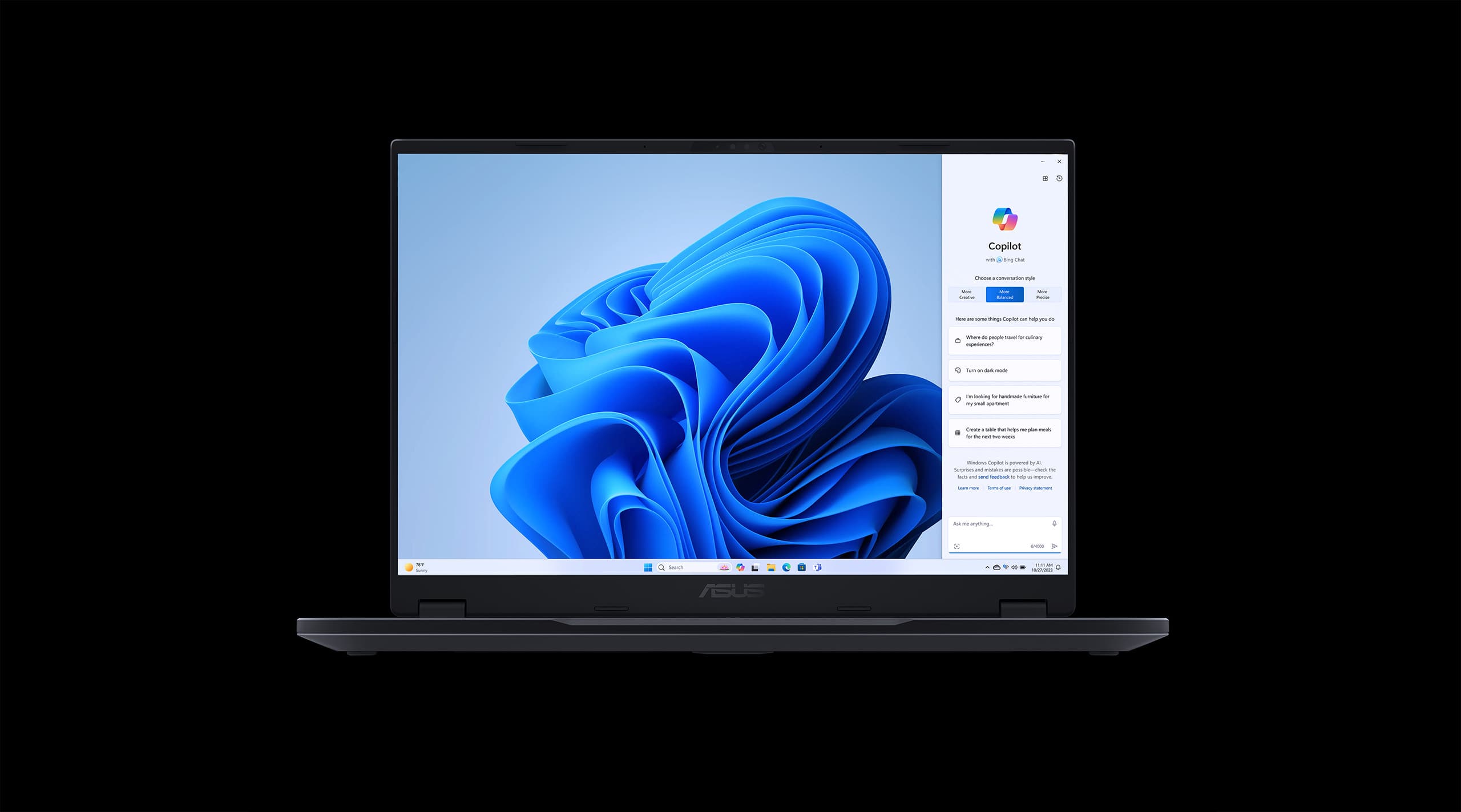 Ordinateur portable affichant Windows 11 et Copilot à l'écran.