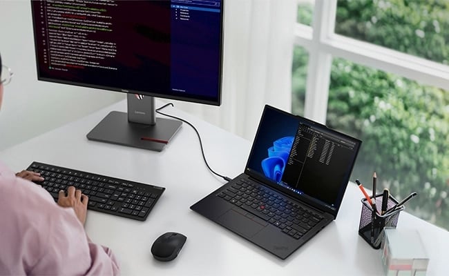 Ordinateur portable Lenovo ThinkPad E14 Gen 7 (14" Intel) offrant une connectivité et un couplage des périphériques en toute simplicité pour travailler sans interruption.