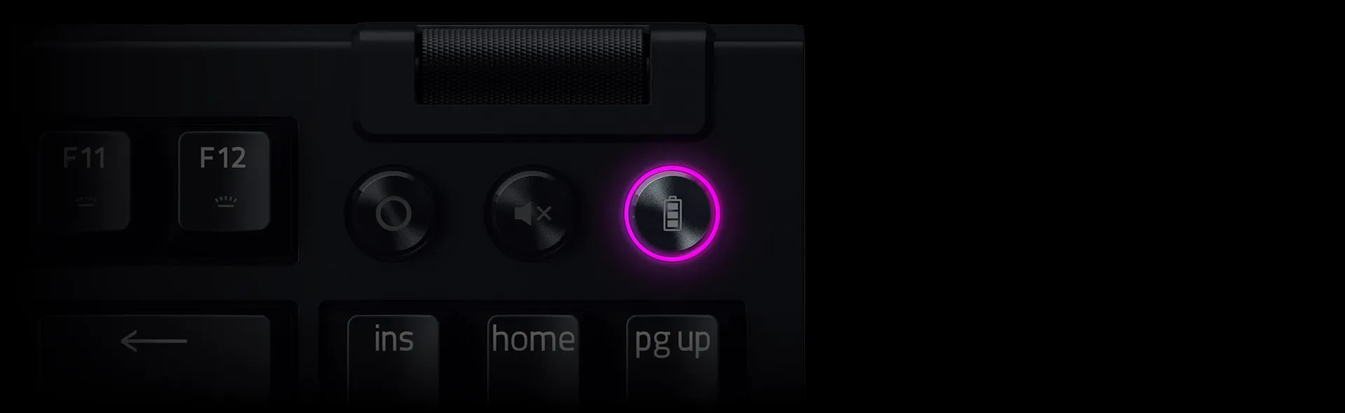 Gros plan du coin sup&eacute;rieur droit d'un clavier noir, avec une ic&ocirc;ne de verrouillage de la batterie &eacute;clair&eacute;e par un anneau violet/rose.