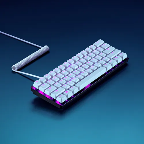 Un clavier m&eacute;canique blanc avec des touches r&eacute;tro&eacute;clair&eacute;es roses reli&eacute;es &agrave; un c&acirc;ble enroul&eacute;, sur une surface bleu fonc&eacute;.