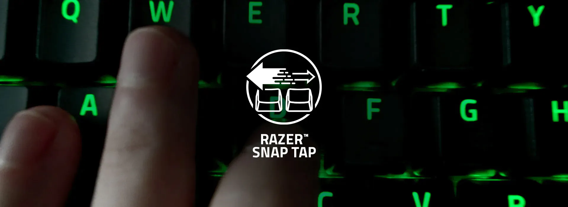 Le doigt appuie sur la touche &laquo; A &raquo; d'un clavier r&eacute;tro&eacute;clair&eacute; avec des LED vertes, affichant le logo Razer Snap Tap sur l'&eacute;cran.
