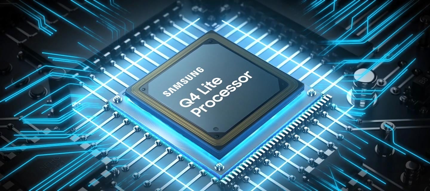 Une puce de processeur Samsung Q4 Lite est plac&eacute;e sur la carte m&egrave;re du t&eacute;l&eacute;viseur, entour&eacute;e de lignes d&rsquo;alimentation lumineuses.
