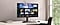 Un moniteur plac&eacute; sur un bureau affiche la page d&rsquo;applications Smart TV avec divers contenus et applications dispos&eacute;s de mani&egrave;re ordonn&eacute;e.