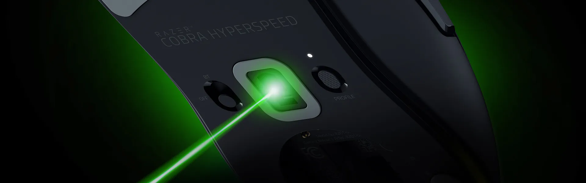 Gros plan de l'arri&egrave;re d'une souris de jeu Razer Cobra Hyperspeed avec un capteur vert brillant et un &eacute;tiquetage.