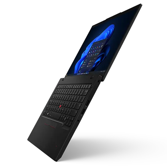 Ordinateur portable Lenovo ThinkPad L14 Gen 6 (Intel 14 pouces) : vue avant droite, incliné en arrière à partir du bord avant, capot ouvert à plat, avec le menu Windows 11 devant l'arrière-plan Windows Bloom à l'écran