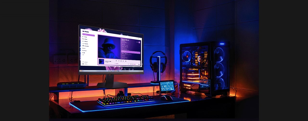 Une photo de vie quotidienne montre le moniteur Legion25-10 dans une salle de gaming éclairée par des lumières colorées.