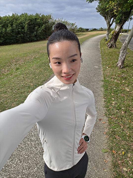 Un selfie d’une personne. L’AI veille à ce que les ombres et les zones de lumière soient capturées avec précision.