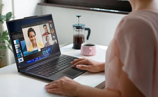 Toujours agréable à utiliser, le clavier du portable Lenovo ThinkPad X1 Carbon Gen 13 Aura Edition comprend le TrackPoint rouge ainsi qu’au choix le TrackPad en verre ou le clavier tactile haptique.