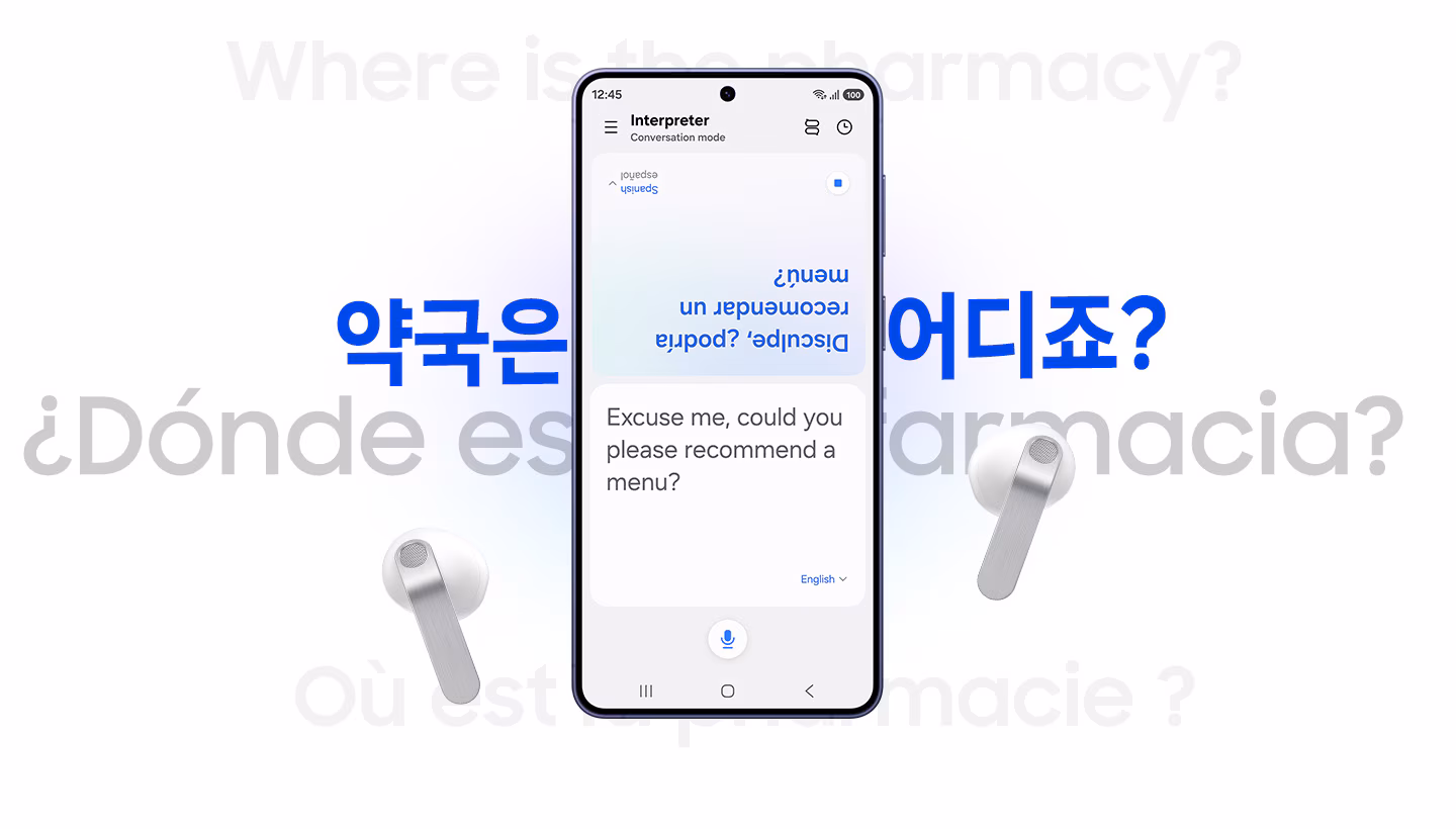 Un smartphone Galaxy entre deux Galaxy Buds4 de couleur blanche. En arrière-plan se trouve la phrase «&nbsp;Where is the pharmacy?&nbsp;» (Où se trouve la pharmacie&nbsp;?) traduite en plusieurs langues. Le smartphone affiche l’écran interpreter ouvert avec la traduction espagnole sur la moitié supérieure de l’écran et la version anglaise sur la moitié inférieure de l’écran.