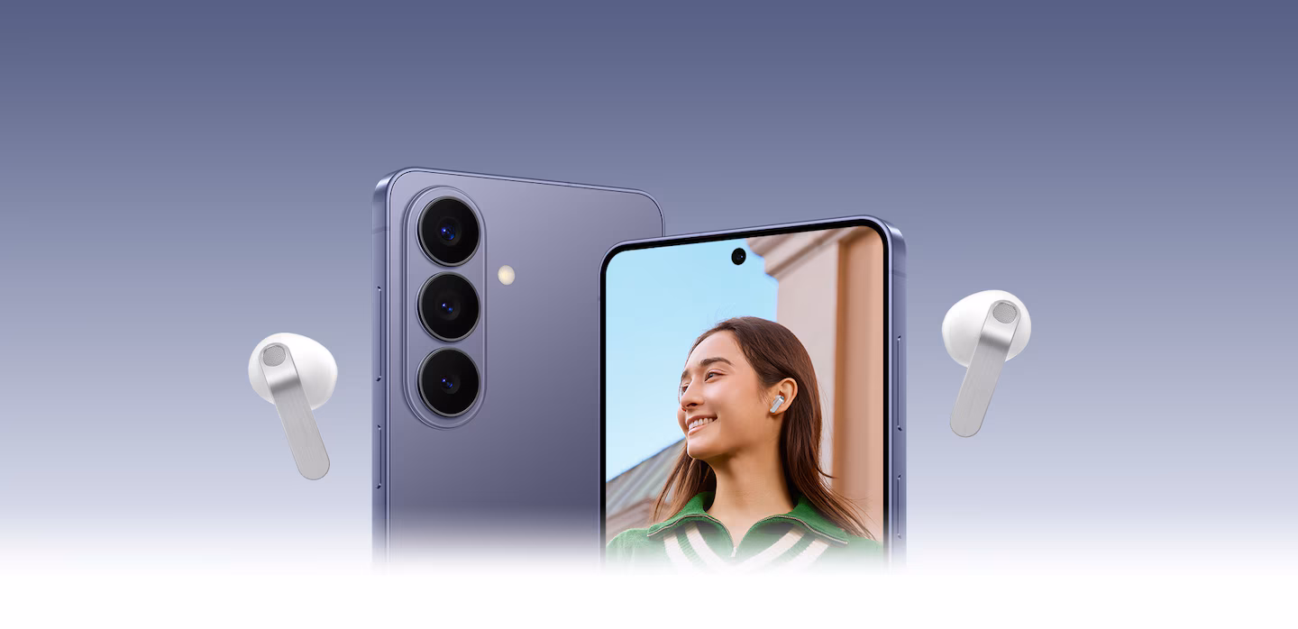 Une paire de Galaxy Buds4 de couleur blanche entoure deux smartphones Galaxy. L’un des smartphones a la face arrière tournée vers l’avant. L’autre smartphone affiche une personne qui porte des Galaxy Buds4 de couleur blanche.