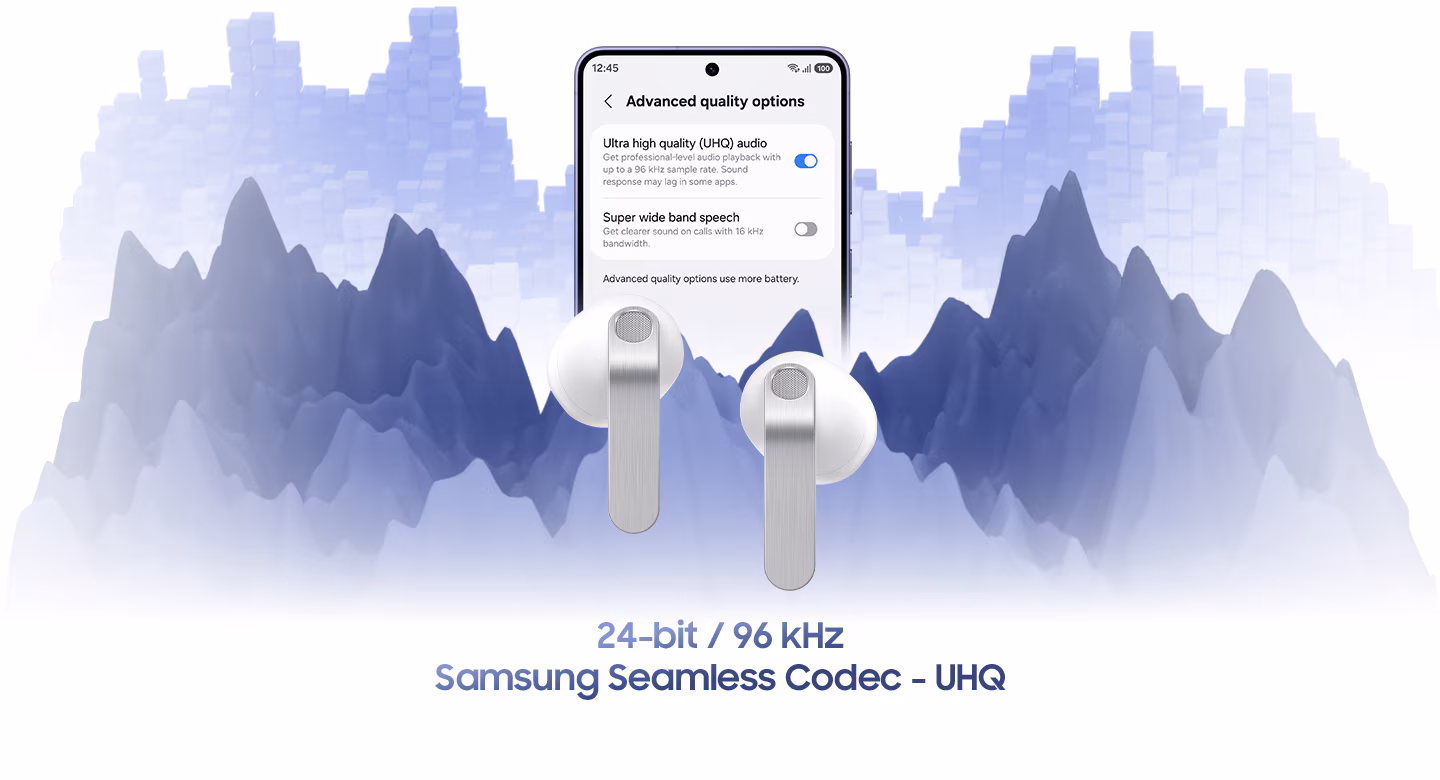 Smartphone Galaxy avec l’écran «&nbsp;Advanced quality options&nbsp;» (options de qualité avancées) ouvert. À l’écran, l’option «&nbsp;Ultra high quality (UHQ) audio&nbsp;» (Son de très haute qualité UHQ) est activée et l’option «&nbsp;Super wide band speech&nbsp;» (spectre à très large bande) est désactivée. Devant l’écran se trouve une paire de Galaxy Buds4 de couleur blanche.