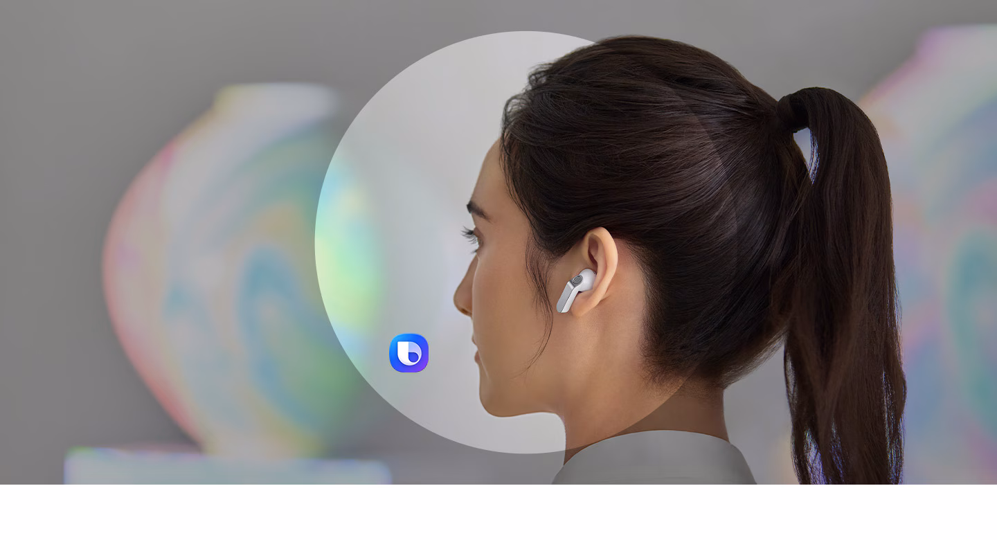 Vue arrière d’une personne qui porte des Galaxy Buds4 de couleur blanche. L’icône Bixby indique que l’agent d’IA est utilisé pour fournir des réponses instantanées.