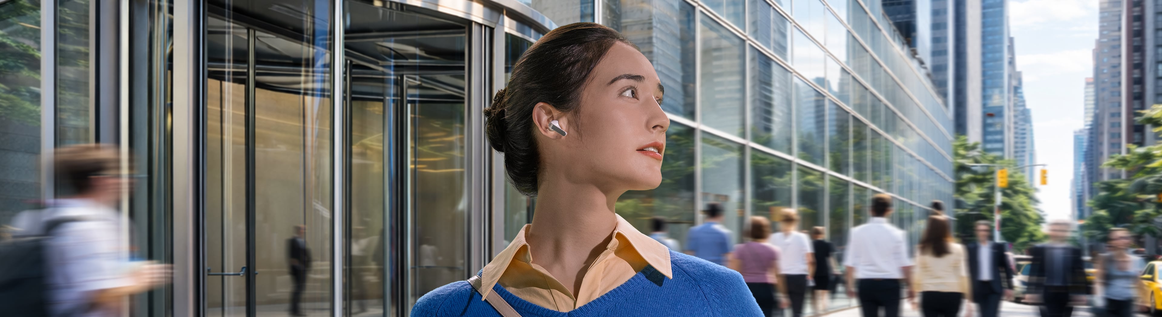 Une femme avec un écouteur Galaxy Buds4 Pro de couleur blanche dans l’oreille, le regard tourné vers la droite.