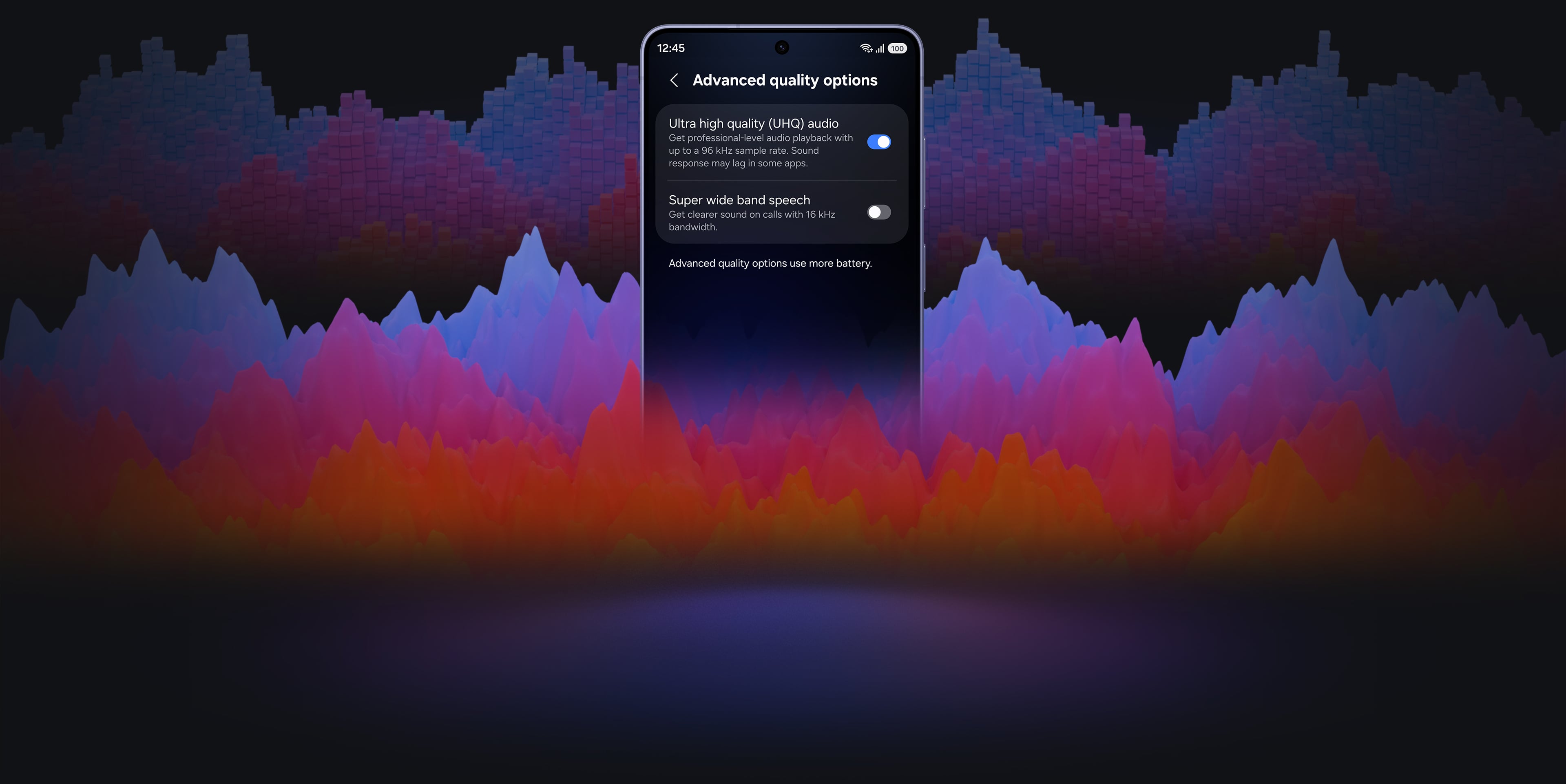 Smartphone Galaxy avec l’écran «&nbsp;Advanced quality options&nbsp;» (options de qualité avancées) ouvert. À l’écran, l’option «&nbsp;Ultra high quality (UHQ) audio&nbsp;» (Son de très haute qualité UHQ) est activée et l’option «&nbsp;Super wide band speech&nbsp;» (spectre à très large bande) est désactivée. Devant l’écran se trouve une paire de Galaxy Buds4 Pro de couleur blanche.