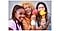 Un groupe de trois personnes sourient en tenant des cornets de glace tout en prenant un selfie aux couleurs vives et aux détails nets avec smartphone Samsung Galaxy&nbsp;A37&nbsp;5G.