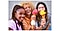 Un groupe de trois personnes sourient en tenant des cornets de glace tout en prenant un selfie aux couleurs vives et aux détails nets avec smartphone Samsung Galaxy&nbsp;A37&nbsp;5G.