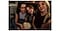 Trois filles assises sur un canapé, dans une pièce faiblement éclairée, en train de se prendre en photo. L’une d’elles prend la photo avec un Galaxy&nbsp;A37 5G équipé de la fonction Nightography, qui permet d’obtenir des clichés lumineux aux détails éclatants.