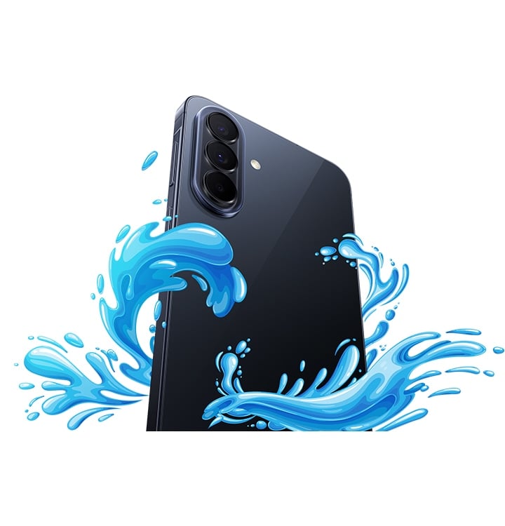 Le Galaxy A57 5G de couleur Awesome Navy est présenté de l’arrière avec des éclaboussures d’eau autour pour mettre en évidence la protection certifiée IP68.