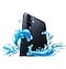 Le Galaxy A57 5G de couleur Awesome Navy est présenté de l’arrière avec des éclaboussures d’eau autour pour mettre en évidence la protection certifiée IP68.