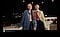Vidéo de deux jeunes femmes qui sourient et agitent les mains tout en s’appuyant sur une terrasse extérieure la nuit, capturée à l’aide du système d’appareil photo du Galaxy A57 5G. Les détails de la vidéo sont clairs et lumineux grâce à la fonctionnalité Nightography optimisée. En bas apparaît une icône d’appareil photo avec le texte «&nbsp;Capturée par Galaxy A57 5G&nbsp;» et le hashtag Galaxy.